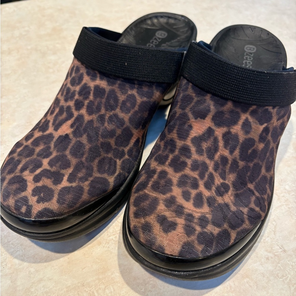 BZees Leopard Print Kitty Clog Mules Size 11M Fabric Slingback Wedge Shoe